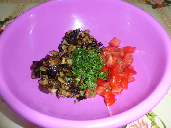 Салат с баклажаном и грибами: шаг 8