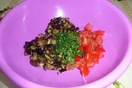 Салат с баклажаном и грибами: шаг 8