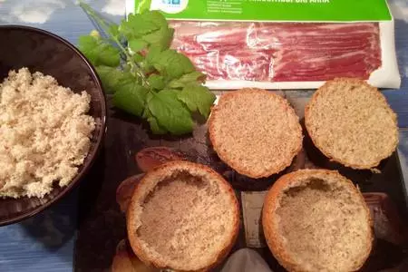 "яйцо с сыром и беконом, запеченное в булочке с отрубями": шаг 2