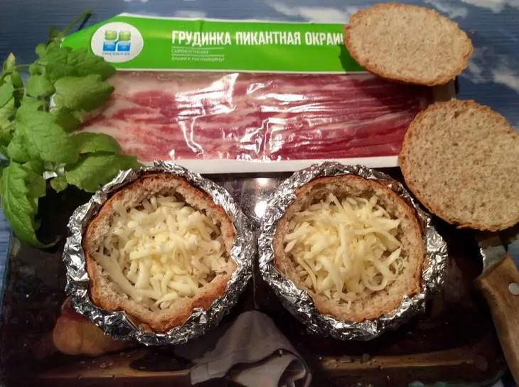 "яйцо с сыром и беконом, запеченное в булочке с отрубями": шаг 3