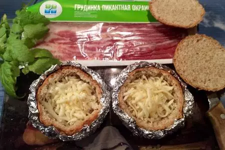 "яйцо с сыром и беконом, запеченное в булочке с отрубями": шаг 3