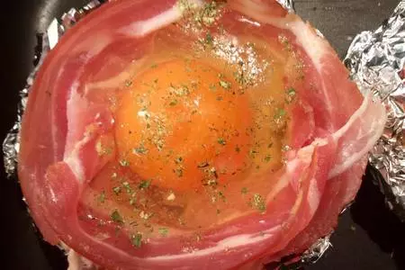 "яйцо с сыром и беконом, запеченное в булочке с отрубями": шаг 5