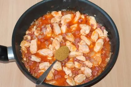 Курица с рисом и колбасой в горшочке: шаг 5