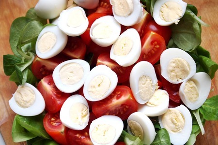 Салат с перепелиными яйцами и беконом. тест-драйв с окраиной: шаг 3