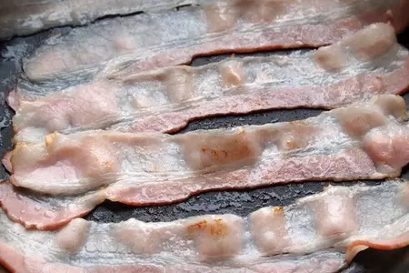 Салат с перепелиными яйцами и беконом: шаг 6
