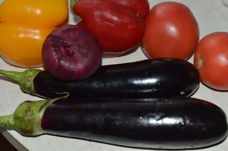 Брускетта с икрой из баклажанов и брынзой: шаг 1