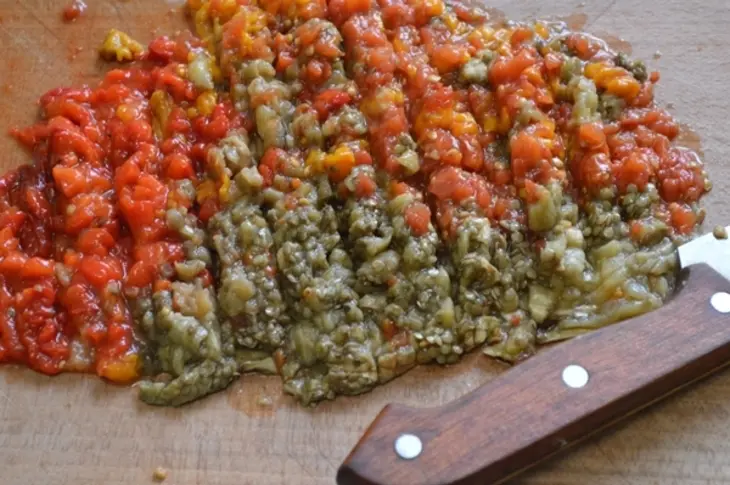 Брускетта с икрой из баклажанов и брынзой: шаг 4