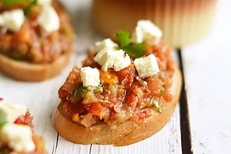 Брускетта с икрой из баклажанов и брынзой: шаг 6