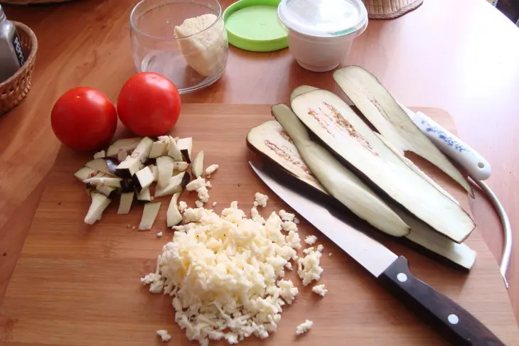 Пицца  с баклажанами, шампиньонами и двумя сырами: шаг 6