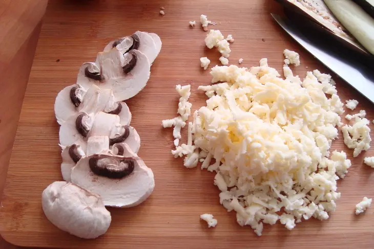 Пицца  с баклажанами, шампиньонами и двумя сырами: шаг 7