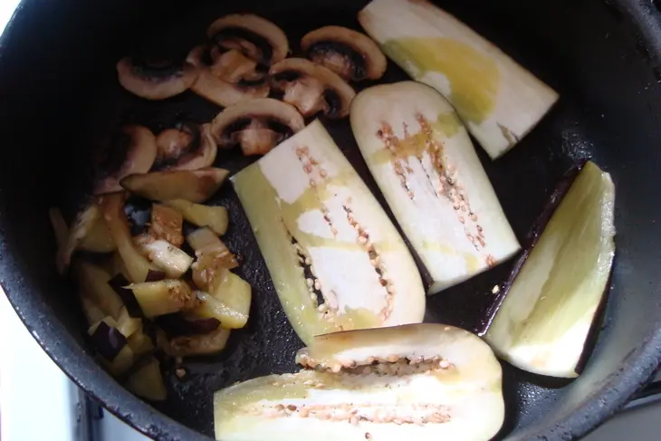 Пицца  с баклажанами, шампиньонами и двумя сырами: шаг 8