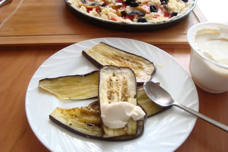 Пицца  с баклажанами, шампиньонами и двумя сырами: шаг 11