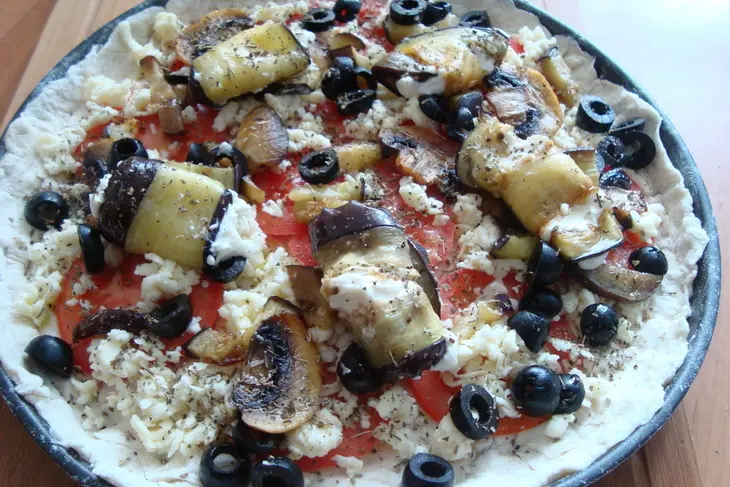 Пицца  с баклажанами, шампиньонами и двумя сырами: шаг 13
