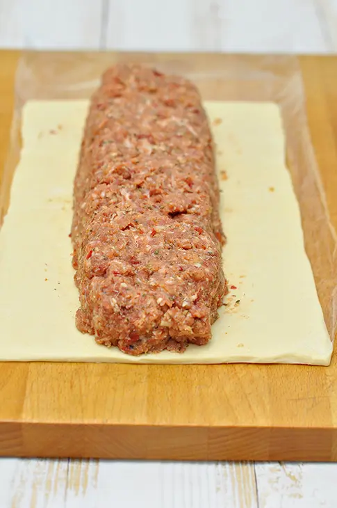 Мясной рулет «домашний» в слоёном тесте. тест-драйв с окраиной: шаг 3