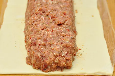 Мясной рулет «домашний» в слоёном тесте. тест-драйв с окраиной: шаг 3