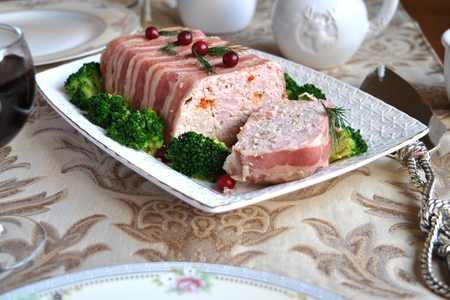 Праздничный террин из свинины с ветчиной и ягодами годжи. тест-драйв с «окраиной»: шаг 11