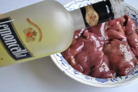 Закусочный мильфей из карамелизированных яблок с печенью птицы и тимьяном: шаг 1
