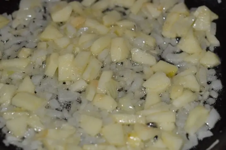 Паштет из куриной печени с яблоком и орехами: шаг 1