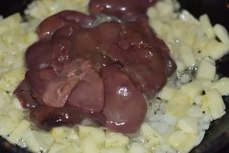 Паштет из куриной печени с яблоком и орехами: шаг 2