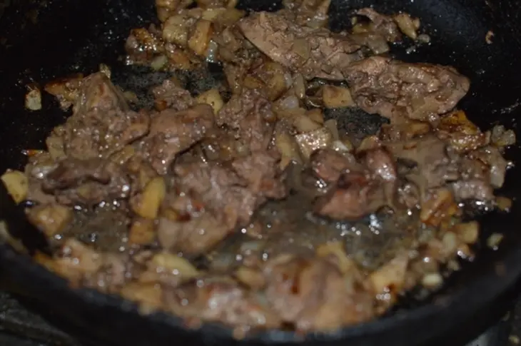 Паштет из куриной печени с яблоком и орехами: шаг 3