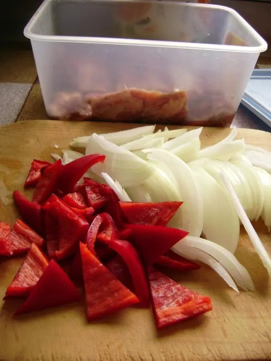 Ребрышки с луком и перцем: шаг 1