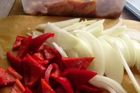 Ребрышки с луком и перцем: шаг 1