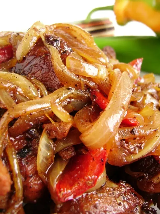 Ребрышки с луком и перцем: шаг 3