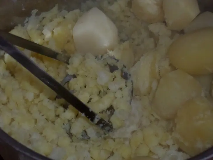 Картофельно - гороховые зразы с мясом: шаг 5