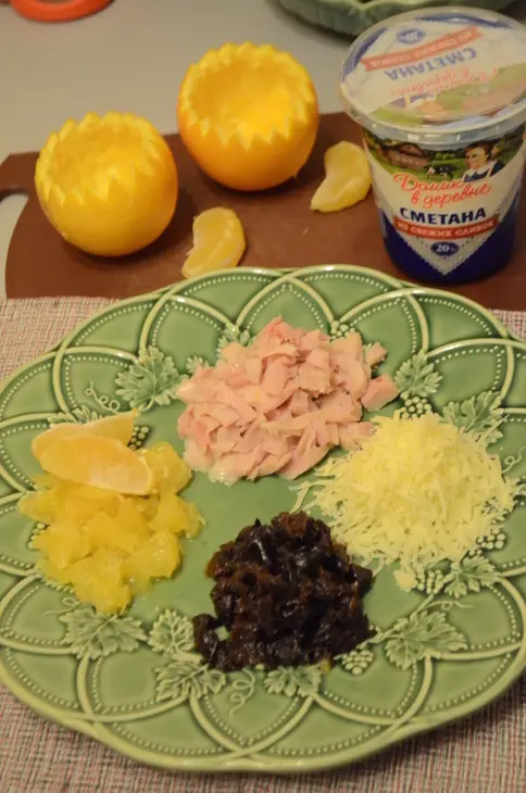 Салат с копчёным окорочком в апельсине: шаг 2