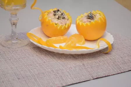 Салат с копчёным окорочком в апельсине: шаг 3