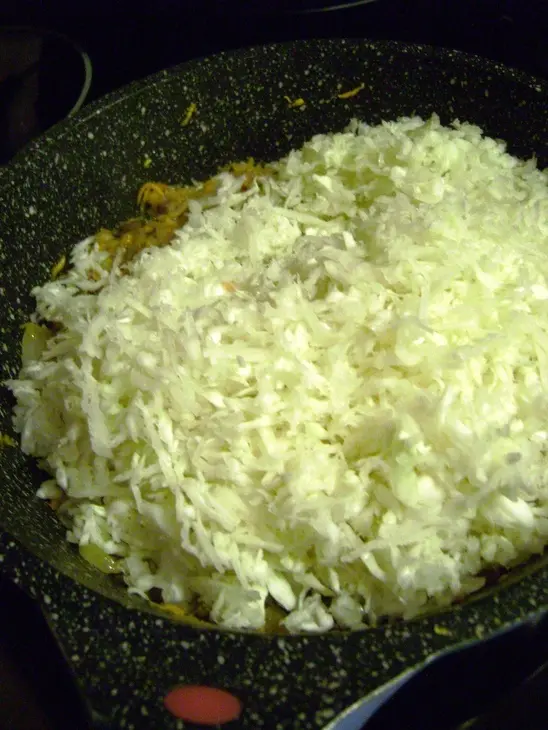 Башенки из пшенной каши с сыром и капустной икрой: шаг 3