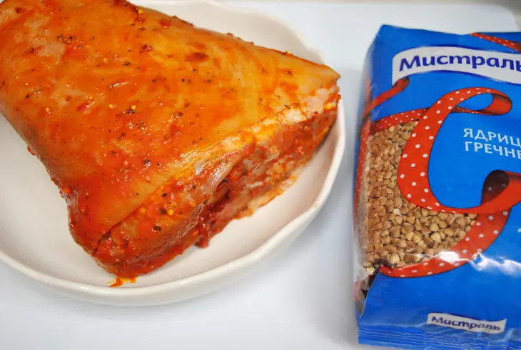 Рулька, запечённая с гречкой и квашеной капустой: шаг 3