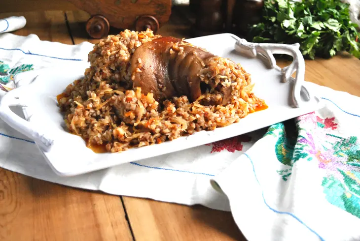 Рулька, запечённая с гречкой и квашеной капустой: шаг 5