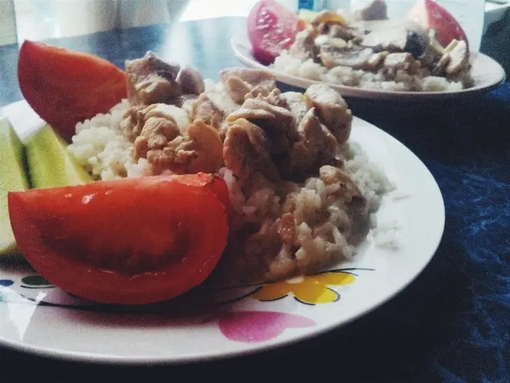 Рис с фрикасе из курицы с шампиньонами в сливочном соусе: шаг 1