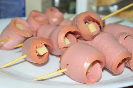 Шашлычки для детского праздника из сарделек с сыром: шаг 2