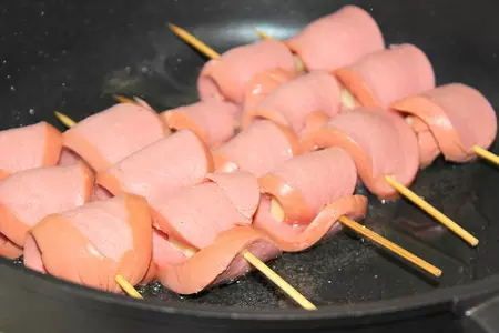 Шашлычки для детского праздника из сарделек с сыром: шаг 3