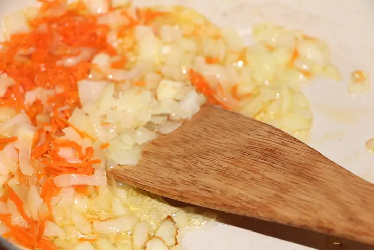 Кальмар фаршированный, запеченный под сырным соусом: шаг 3