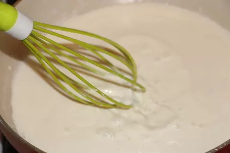Кальмар фаршированный, запеченный под сырным соусом: шаг 5