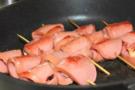 Шашлычки для детского праздника из сарделек с сыром: шаг 4