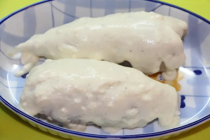 Кальмар фаршированный, запеченный под сырным соусом: шаг 8