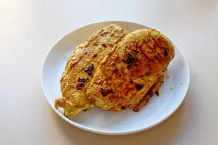 Пикантное куриное филе с овощным салатом: шаг 3