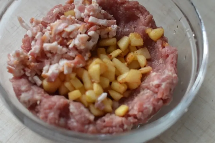 Куриные ножки фаршированные фаршем, беконом и айвой. тест-драйв с окраиной: шаг 4