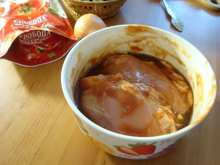 Курица с рисом и кукурузой в томате: шаг 1