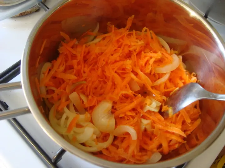 Курица с рисом и кукурузой в томате: шаг 4