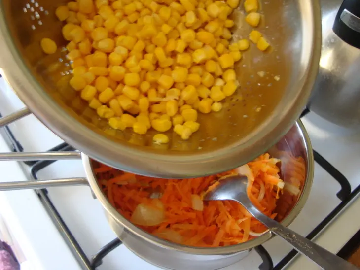 Курица с рисом и кукурузой в томате: шаг 5