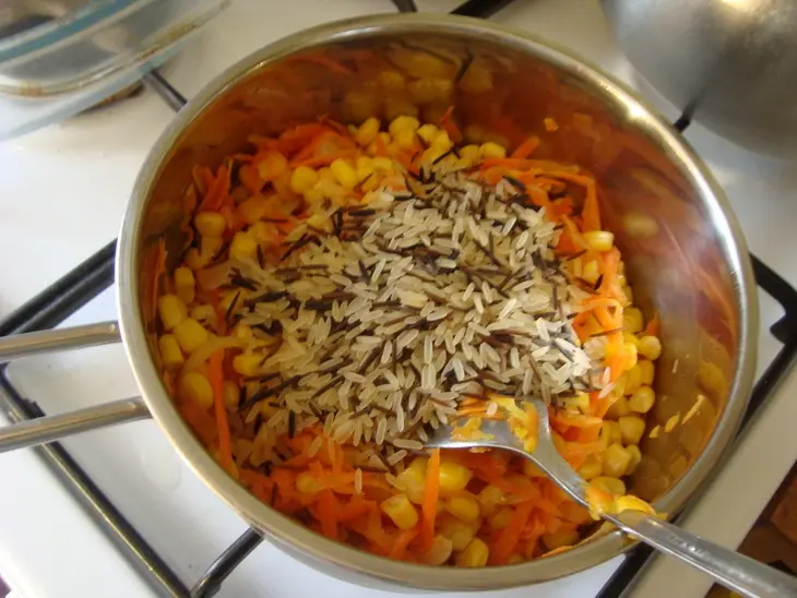Курица с рисом и кукурузой в томате: шаг 6