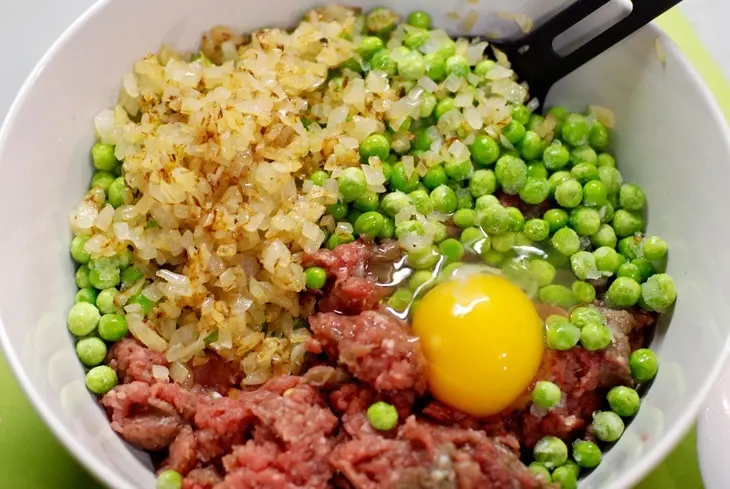 Рулет из говяжьего фарша с зелёным горошком и яйцом. тест драйв с окраиной: шаг 2