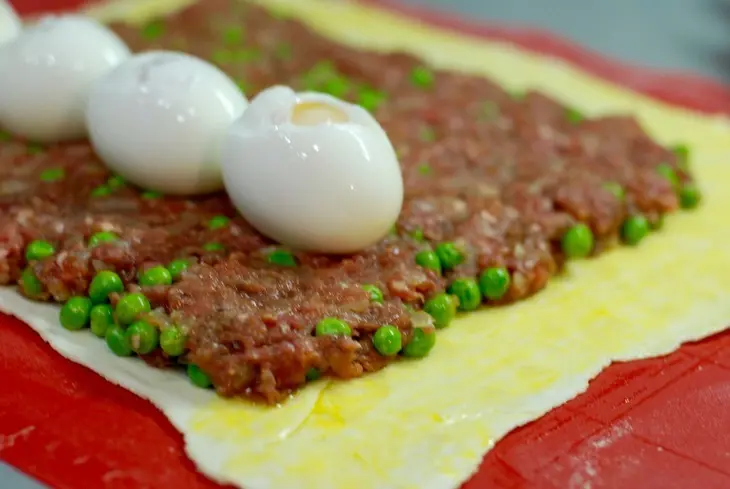 Рулет из говяжьего фарша с зелёным горошком и яйцом. тест драйв с окраиной: шаг 3