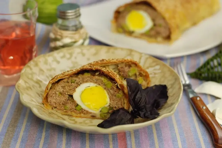 Рулет из говяжьего фарша с зелёным горошком и яйцом. тест драйв с окраиной: шаг 6