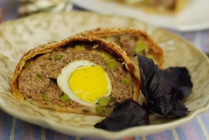Рулет из говяжьего фарша с зелёным горошком и яйцом. тест драйв с окраиной: шаг 7